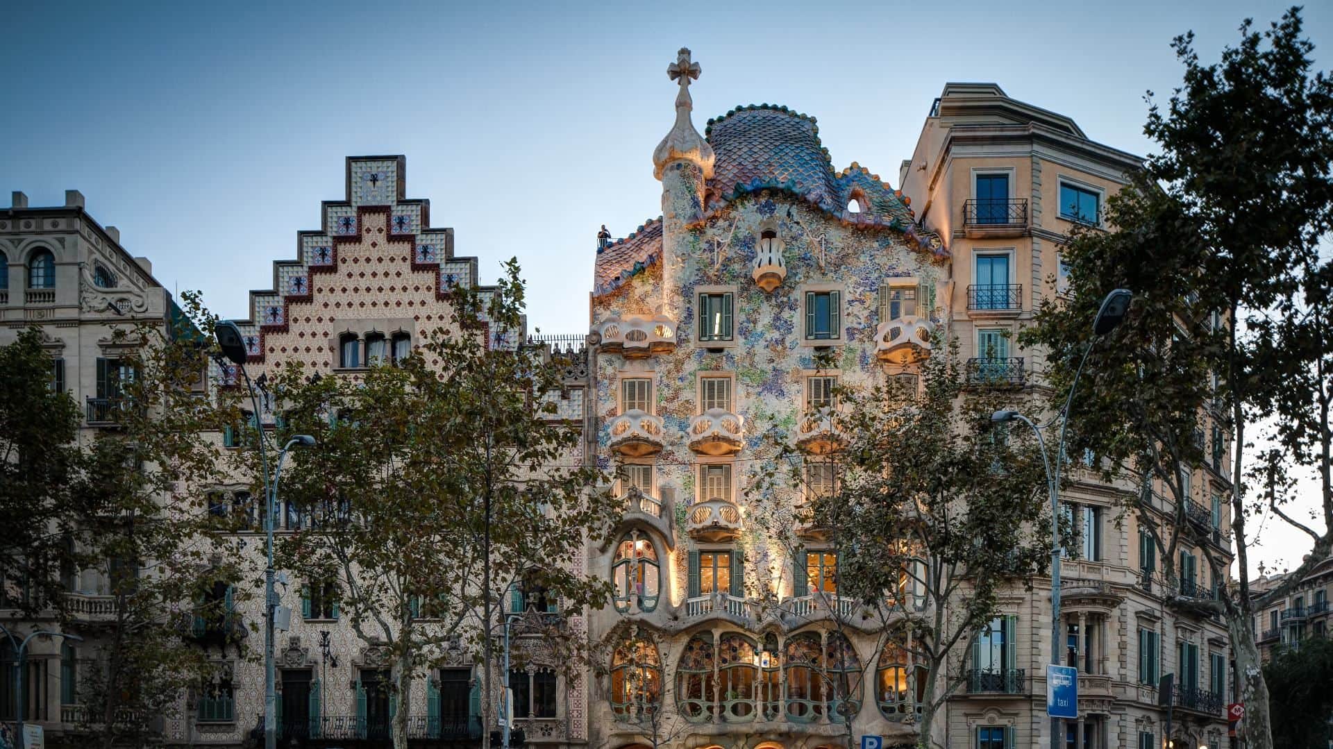 Barcelona Highlights with Sagrada Familia and Old Town Small Group Day Tour - In out Barcelona Tours