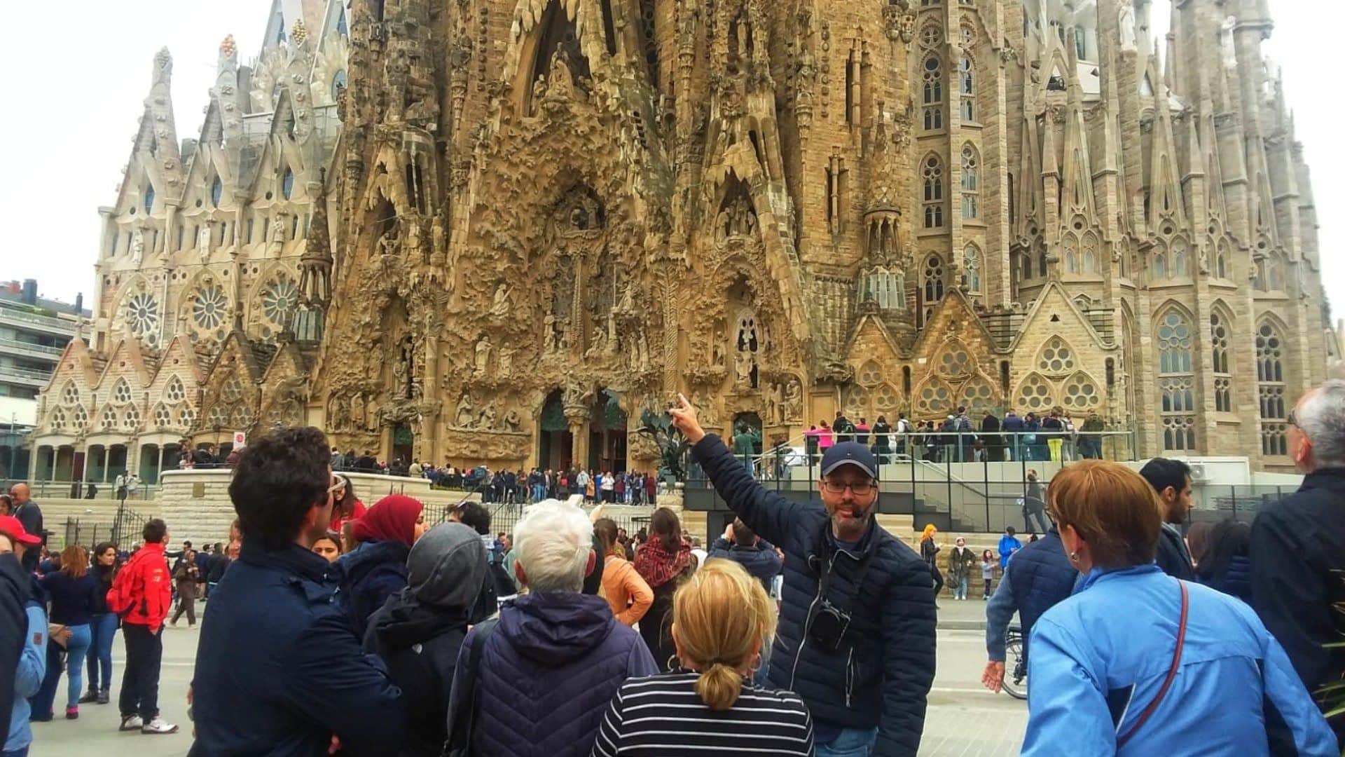 Barcelona Highlights with Sagrada Familia and Old Town Small Group Day Tour - In out Barcelona Tours