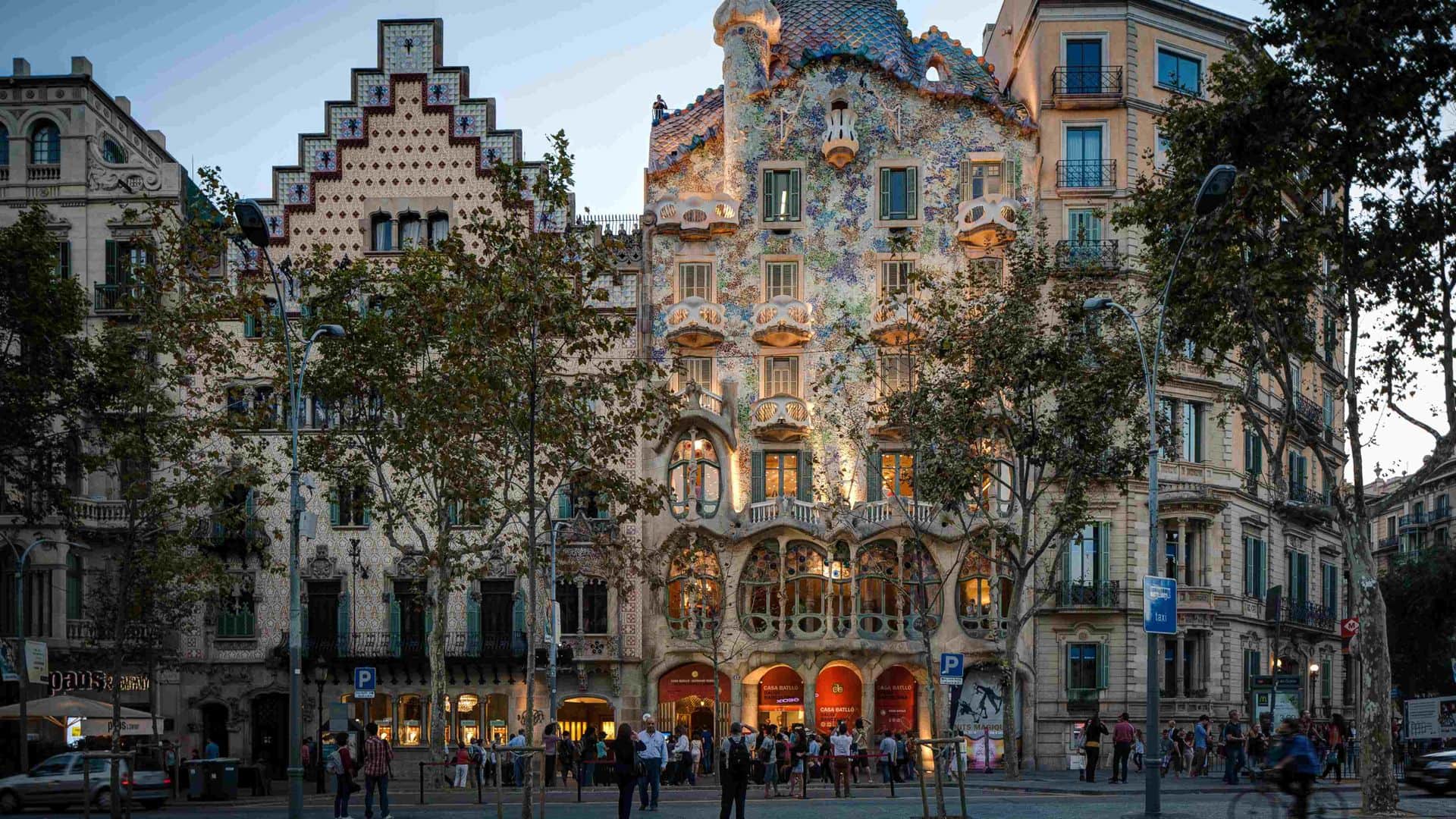 Barcelona Highlights Private Tour with Sagrada Familia and Old Town - In out Barcelona Tours