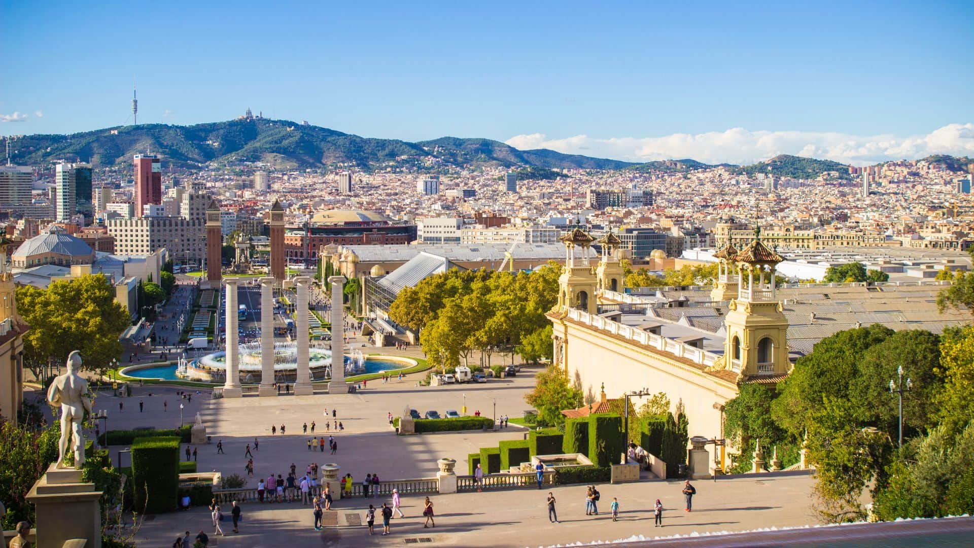 Barcelona Highlights and Sagrada Familia Small Group Half Day Tour - In out Barcelona Tours