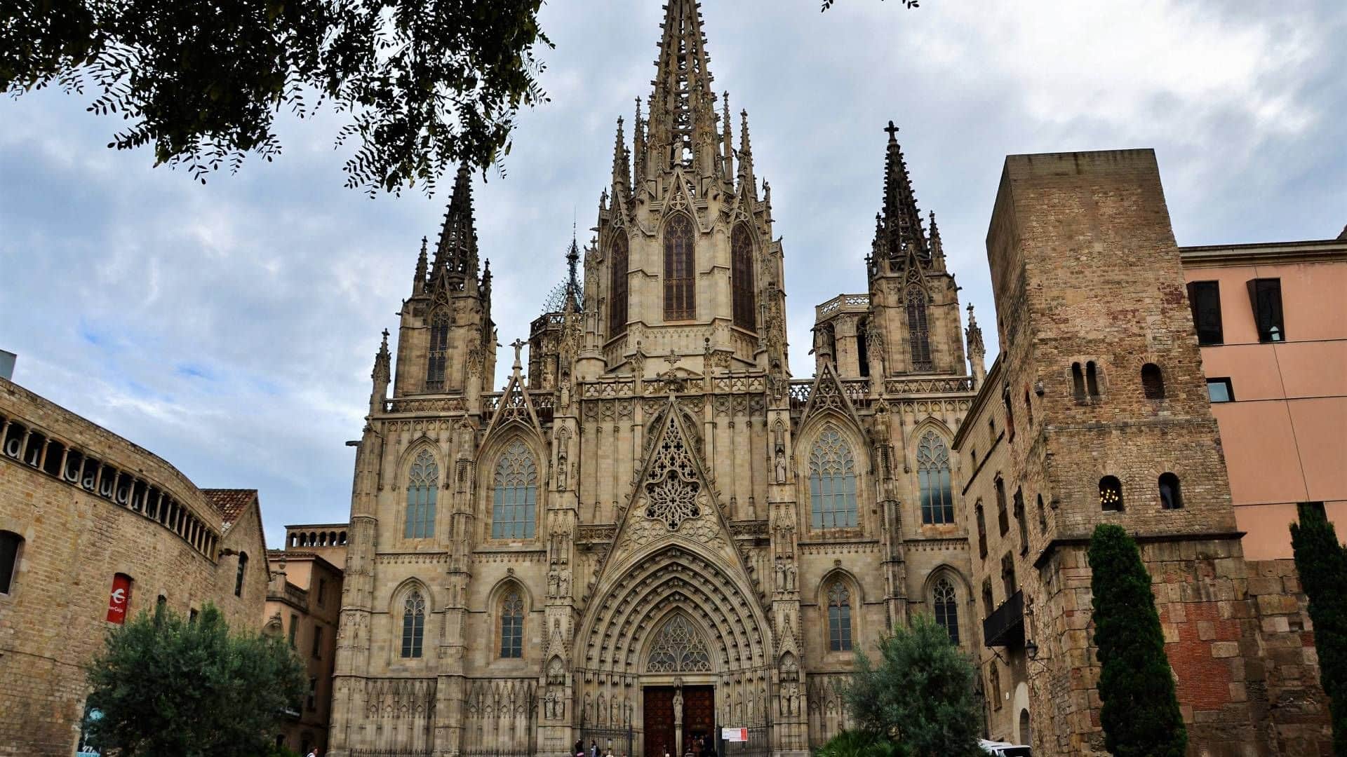 Barcelona Old Town and Gothic Quarter Walking Tour - In out Barcelona Tours