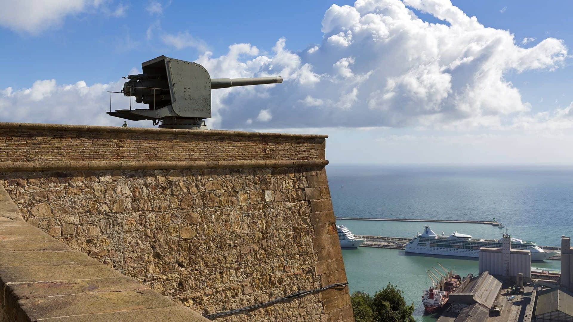 Barcelona Old Town with Montjuic Castle and Cable Car Small Group Tour - In out Barcelona Tours