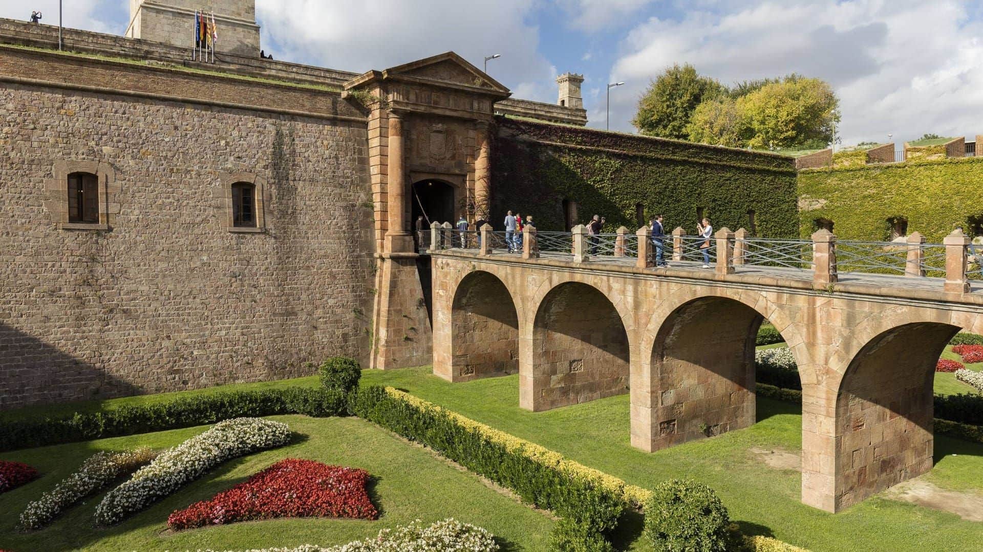 Barcelona Old Town and Sky Views with Montjuic Castle and Cable Car Private Tour - In out Barcelona Tours