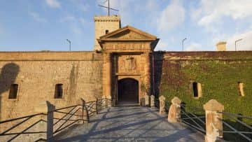 Barcelona Old Town with Montjuic Castle, Cable Car and Magic Fountain Show Small Group Tour - In out Barcelona Tours