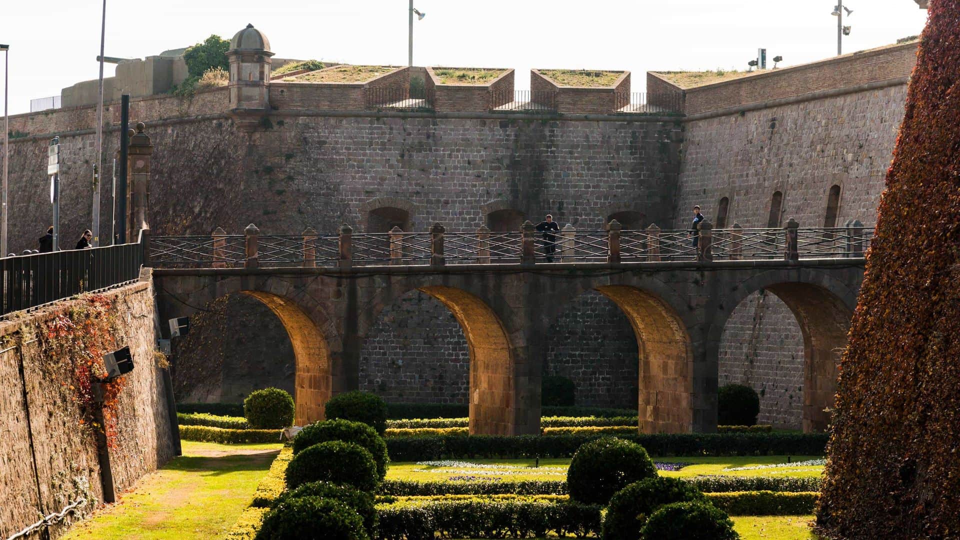 Barcelona Old Town with Montjuic Castle, Cable Car and Magic Fountain Show Small Group Tour - In out Barcelona Tours