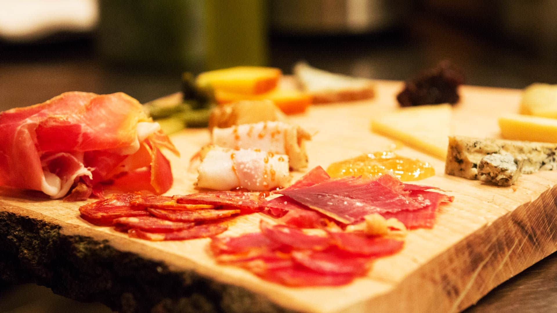 Barcelona Old Town Small Group Walking tour with Tapas and Flamenco Show - In out Barcelona Tours
