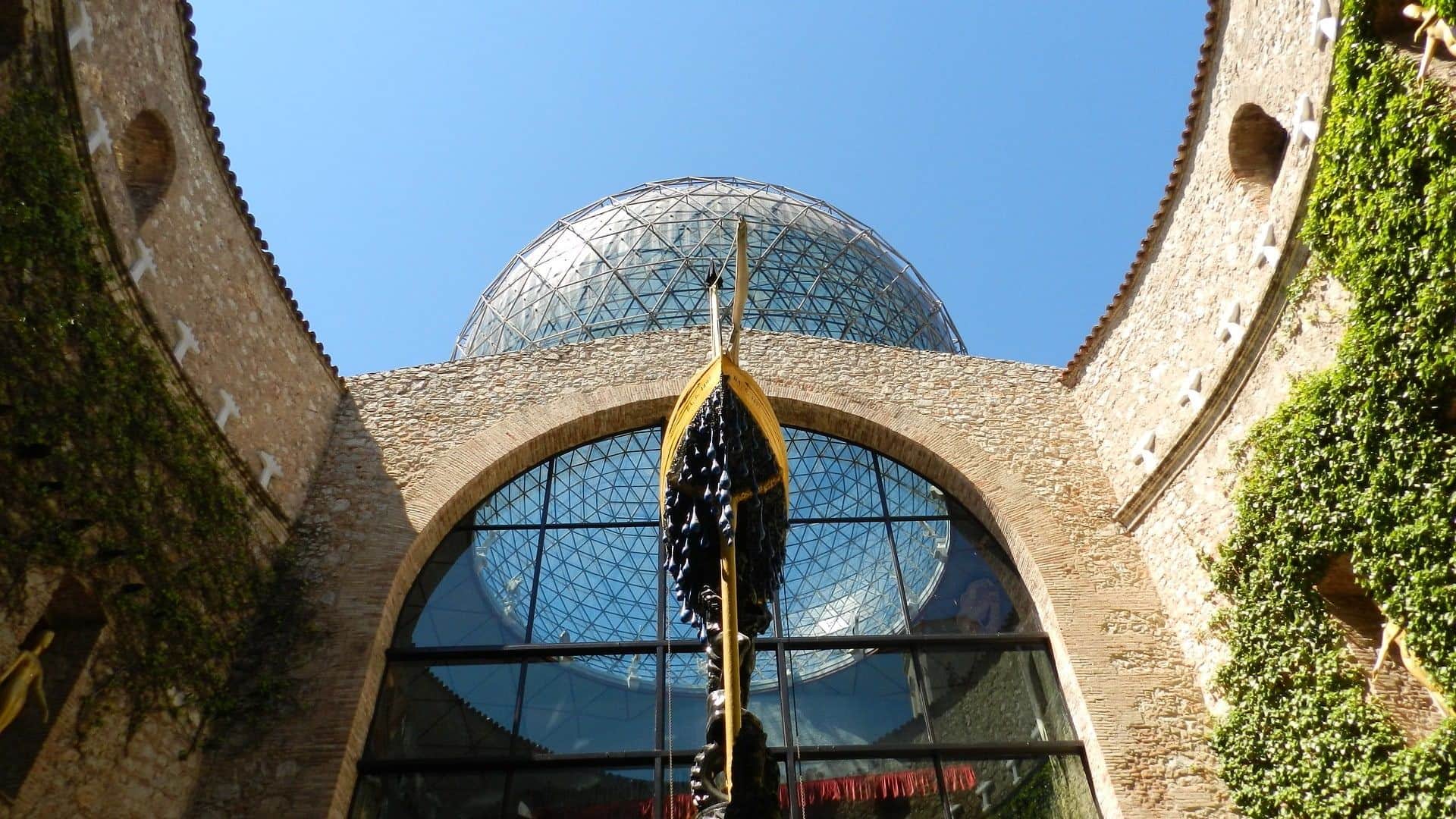 Dali Museum, Figueres and Púbol Private Day Tour - In out Barcelona Tours