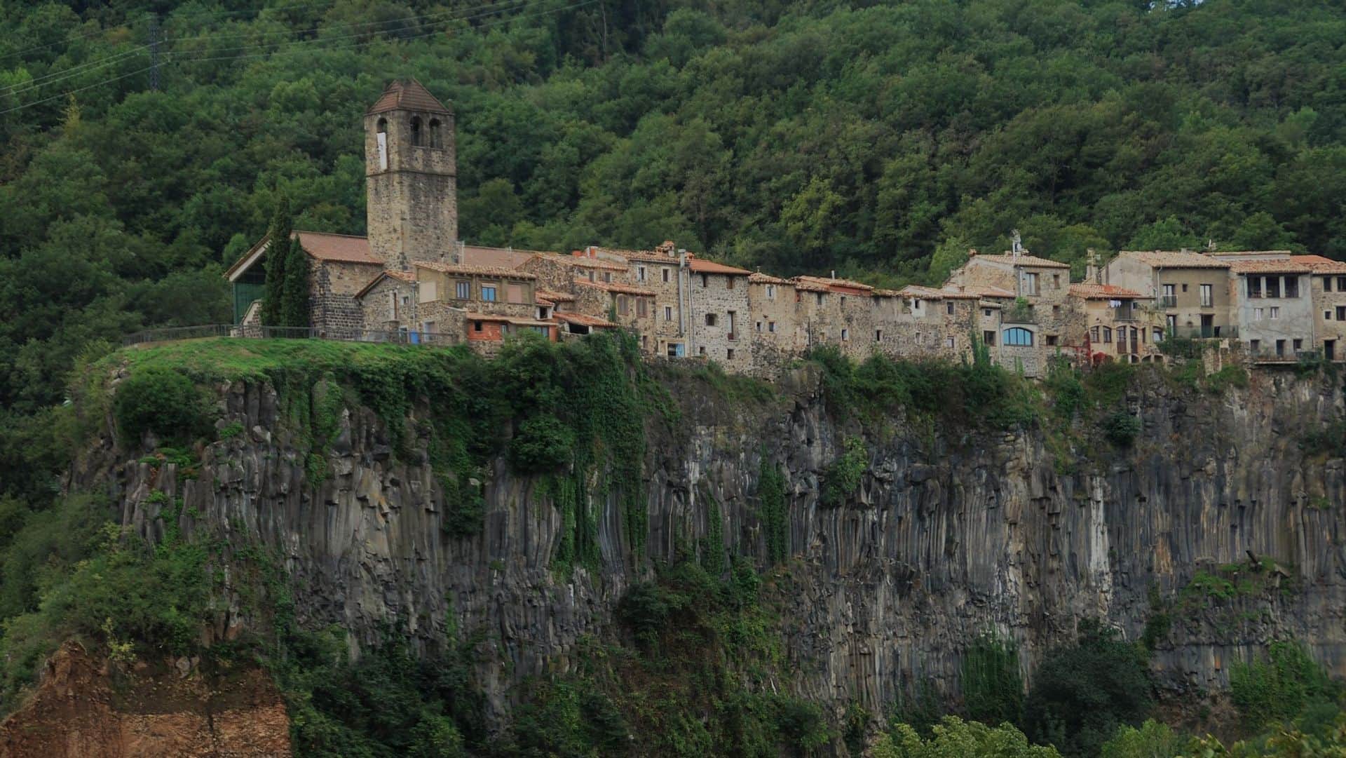 Besalú Vic and Medieval Towns Small Group Full Day Tour from Barcelona - In out Barcelona Tours