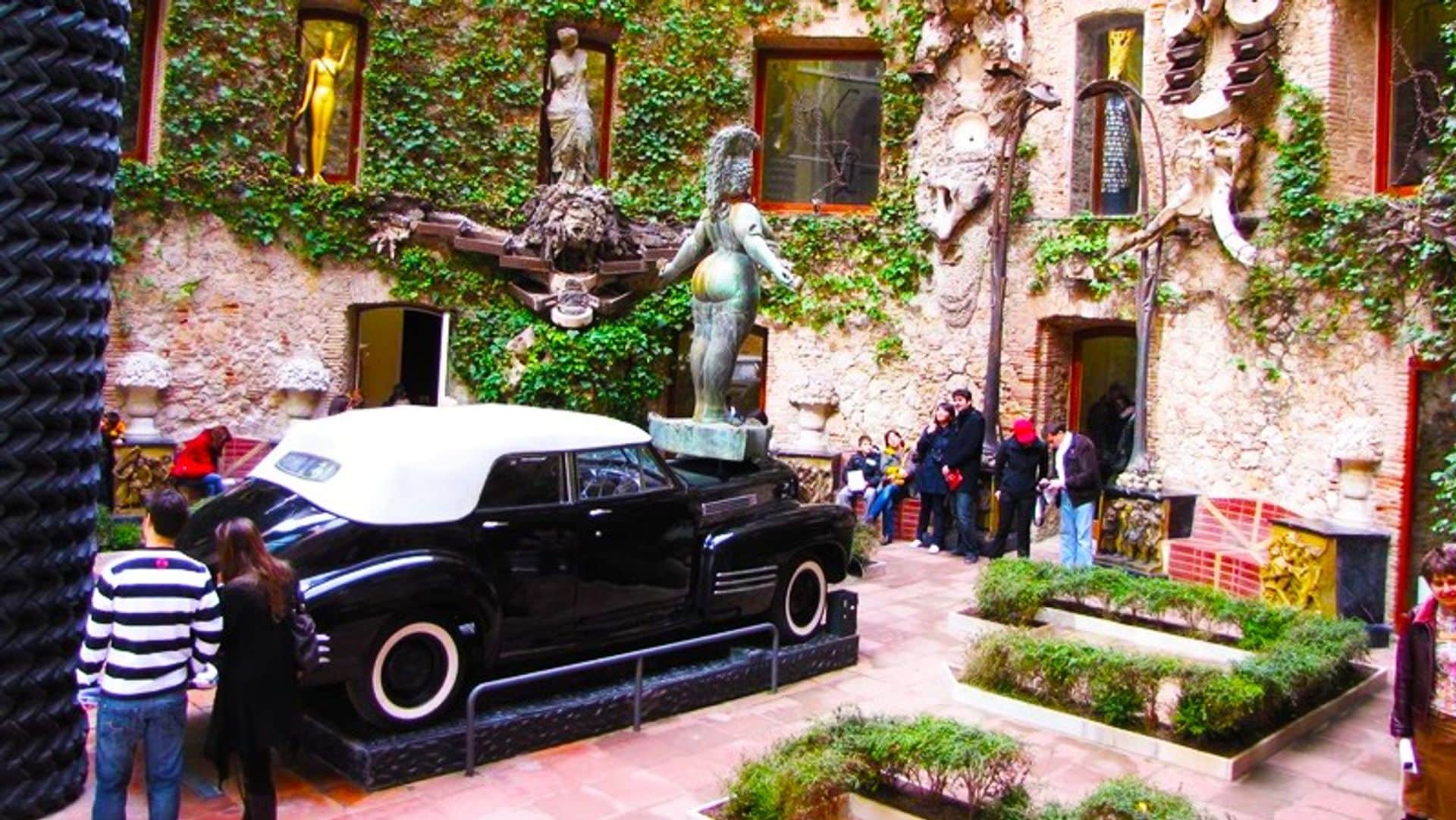 Dali Triangle Interactive Virtual Tour in a Small Group - In out Barcelona Tours